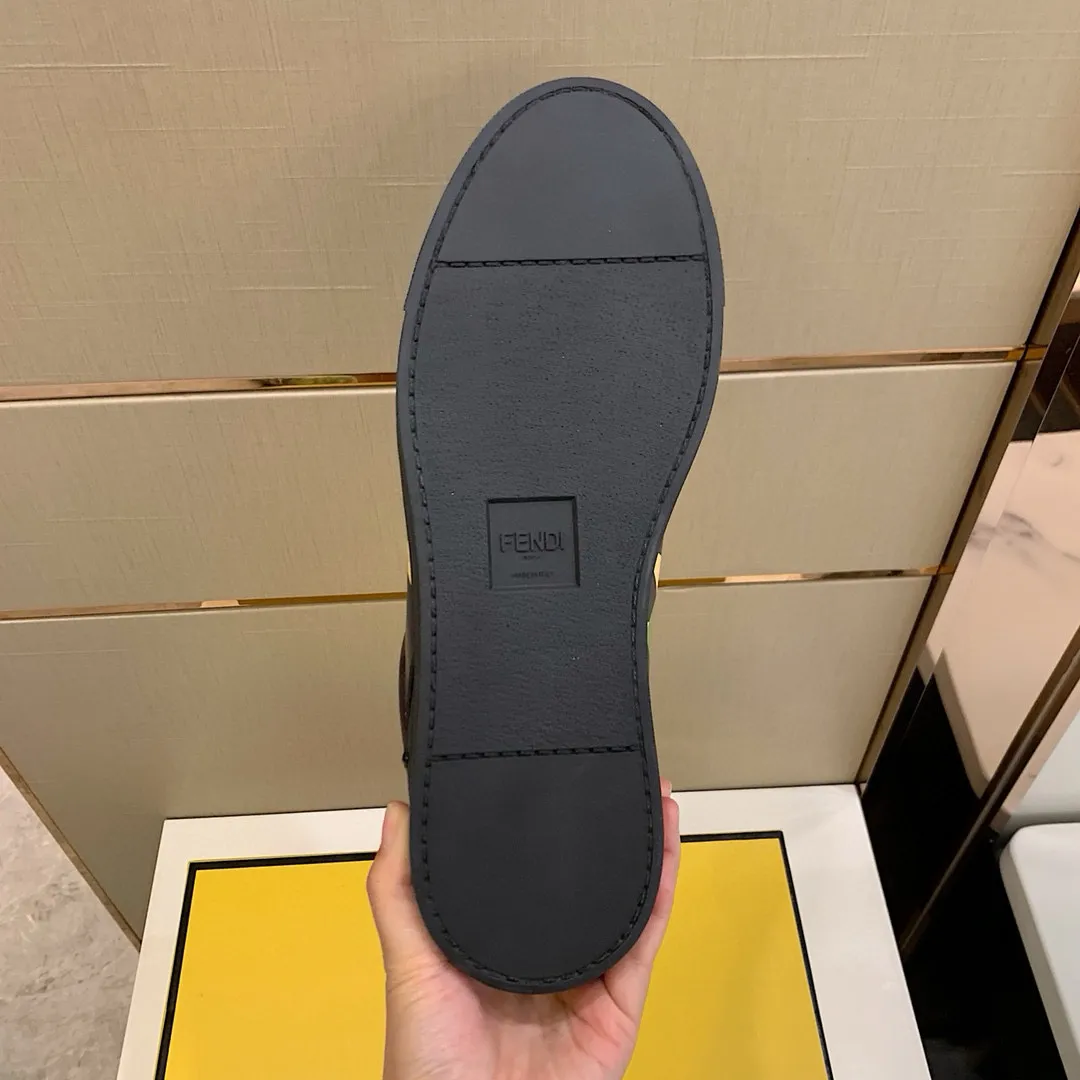 Factory Price: 380💰 Sun] FENDI Classic Comfort Men's, this sophisticated sneaker is handcrafted from soft calfskin. Mesh inner surface, ultra-light rubber material and rough outsole. This unique thin style is suitable for the casual and exquisite sensibility of this season. It is comfortable and natural on the feet. It is an everyday style for casual travel in autumn and winter! Code number: 38/44, customized 45